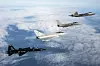 Dassault Rafale (nr 2) og Eurofighter Typhoon (nr 3) er to mulige erstattere for F-18 i Finland. Det er ikke F-22 Raptor (nr 1) eller treningsflyet T-38 Talon. Bildet er fra en øvelse i desember der Frankrike, Storbritannia og USA trente på felles luftoperasjoner.