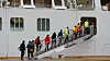 Inspektører fra Sjøfartsdirektoratet, Lloyd's, Havarikommisjonen, rederi og politi på vei om bord Viking Sky mens det lå i Molde.