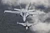 Et finsk F-18C Hornet sammen med et svensk Jas-39 Gripen (nederst). Sistnevnte i den kommende E/F-versjonen er en av kandidatene til å erstatte Hornet i Finland om ni år.