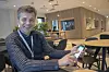 Bestiller mat: Vipps-sjef Rune Garborg viser hvordan det nå er mulig å bestille og betale mat for avhenting til et bestemt tidspunkt med Vipps. Foto: ORV