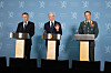 Forsvarsminister Tore O. Sandvik, statsminister Jonas Gahr Støre og forsvarsminister Eirik Kristoffersen under søndagens pressekonferanse.