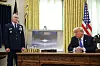 President Donald Trump og stabssjefen i USA luftforsvar, general David W. Allvin, i det ovale kontor under en pressekonferanse om USAs første sjettegenerasjons jagerfly, Boeing F-47. Foto: Reuters/Carlos Barria
