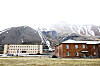 Den russiske gruvebyen Pyramiden ble forlatt i 1998, men bygninger og infrastruktur er fortsatt intakt. Det er også et turistmål.