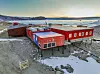 All eksisterende bebyggelse på Troll skal fjernes når nybyggene er på plass. De eldste modulbyggene er fra 1989. Foto: Simen Rykkje/Norsk Polarinstitut