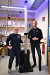 Karoline Sjødal Olsen og Sigve Skrikrud i Blue Lice har funnet plass til lysrøret i maskinvarelabben hos Startuplab i Oslo. Foto: Gunhild Haugnes