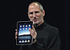 SUKSESS: Steve Jobs (1955-2011) på scenen i San Francisco med en iPad.