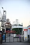 Vard Brattvaag med REV og en fiskebåt ved utstrustningskai.