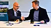 Nariman Fakhraee, Vice President Digital Energy og prosjektdirektør Per Roger Johansen i Statsbygg signerer kontrakten for byggautomasjon på Livsvitenskapsbygget. Foto: Hans Thomas Holm/Statsbygg.