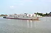 Lekteren med LNG-motorer om bord skal produsere miljøvennlig landstrøm til cruiserederiet Aida og andre skip i Hamburg havn. Anlegget er på 7,5 MW og kan levere både 50 og 60 Hz spenning.