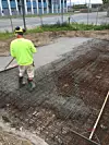 Basisfundamentet er allerede skrevet ut – langs kanten – og deretter armert og støpt. Nå går skriveren i gang med å ekstrudere veggene. Betongblandingen er tradisjonell betong med en tilsetning av gjenbrukt tegl i stedet for grus som det ellers er vanlig å bruke. Teglen forbedrer flyteevnen til betongen, slik at det bare er behov for litt plastifisering. Teglbitene er dessuten så lette at de ikke synker ned gjennom de våte, nyutskrevne betonglagene. Foto: 3D Printhuset / Arkitekt Ana Goidea