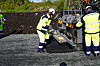 Den første meteren med asfalt på hovedløpet kommer ut fra utleggeren.