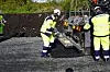 Den første meteren med asfalt på hovedløpet kommer ut fra utleggeren.