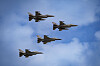 Ukraina vil få levert F-16 av samme type som disse rumenske flyene i løpet av året.