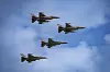 Ukraina vil få levert F-16 av samme type som disse rumenske flyene i løpet av året.
