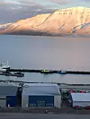 Endelig ryker det av pipa på Svalbard Bryggeri. Ved å løse et fraktproblem har de også forsynt seg selv med varme. Foto: Svalbard Bryggeri