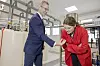 Næringsminister Cecilie Myrseth studerer det nær usynlige virkestoffet som Thor Medical forsker på for utvikling av en ny kreftmedisin. Til venstre teknisk sjef Sindre Hassfjell.