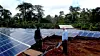 De to daglige lederne av Sunergy, Mike Fohba og Stein Skjørhammer, inspiserer det første av i alt 92 solcelleanlegg som skal forsyne kamerunske landsbyer med strøm. Foto: Sunergy