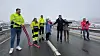 Stemningen var god da statssekretær Jakob Bjelland kuttet snora på riksvei 4 Sandvoll-Amundrud sammen med prosjektleder Jan Erik Kvarberg i Anlegg Øst, lærlingene Sander Hovde og Tiril Sølie Halvorsen, ordfører Randi Eek Thorsen, utbyggingsdirektør Kjell Inge Davik, vegdirektør Ingrid Dahl Hovland og byggeleder John Bekken.