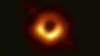 Dette bildet, som ble lagt fram på serie pressekonferanser onsdag, er det første som er tatt av et svart hull. Data fra åtte radioteleskoper er brukt.