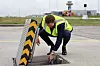 Klima- og miljøminister Andreas Bjelland Eriksen med den nye elflyladeren på Stavanger lufthavn.