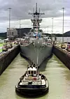 Slagskipet USS New Jersey, 55 år gammelt, under ferden gjennom Panamakanalen i 1999. Det skal være det bredeste skipet som har brukt kanalen (32,91 meter). Foto: Alberto Lowe/Reuters/NTB