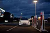 Eldre elbiler kan godt tåle å kjøre langt, men det krever ofte utskiftning av både hjuloppheng, motorer og batterier. Bildet viser en Tesla Model Y.