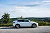 Tesla Model Y på en høyde ved Einavatnet.