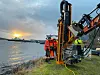 Boretårnet er det samme som sitter på vanlige kjerneboringsrigger, men tilpasset innfesting på stikka til en gravemaskin. Foto: Norsk Bergsikring