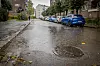 I Solhauggata, midt mellom sameiet og de to borettslagene, renner ikke regnvannet ned i kummen slik det skal. Foto: Arash A. Nejad