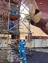 Her er Camilla foran en propell, på sin aller første survey noen gang! Bildet er fra et verft i Singapore. Bilde: Privat