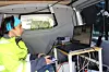 Azita Dehghannejad fra Uppsala Universitet følger med på målingene i sanntid under de seismiske undersøkelsene.
