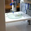 Da de to ingeniørstudentene første gang fikk tak i den nye Makerbot på biblioteket til Syddansk Universitet, visste de at de ville jobbe med 3D-utskrifter. I dag bruker de en modifisert skriver som opprinnelig var bygd for stamceller, samt en lånt plast-skriver som de «mer eller mindre har plukket fra hverandre». Foto: Kristoffer Jørgensen