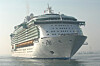 HVIT DAME: Mens frihetsstatuen i New York er grønn av irr, så er Liberty of the Seas hvit. Med sine 18 dekk og 63,5 meters høyde over sjøen ruver hun.