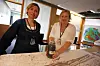 FANT OLJE TIL SLUTT: Statoils letesjef for Nordsjøen, Sigrid Borthen Toven, og letesjef for Utsirahøyden, Silje Fekjar Nilsson, med oljeprøven som bekrefter kjempefunnet i Nordsjøen.