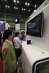 BLIR STADIG MINDRE: Leverandørene tror at fremtidens set up-bokser vil bli like små som en litt korpulent Ipod-spiller. Mens vi venter på dette kunne deltagere på Broadband World Forum nyte synet av en sept up boks i ¿mellomstørrelse¿ på Ericssons store stand i Beijing.