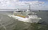 LITEN KLARING: Seilingshøyden under Storebeltbroen er på 65 meter. Da hadde Liberty of the Seas kun 1,5 meter å gå på, da det passerte under broen 20. april i år.