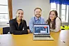Studentene har laget et dashbord i Power BI for å samle data fra ladere og smarte strømskap fra ulike leverandører: Kverneland energi, Nordic Booster, Kempower, Easee og Naeva. Fv. Elise Aarnes, Mathias Seipæjærvi og Ingrid Vestvik. Foto: Bjørn Olav Amundsen