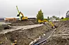 Elektriske gravemaskiner i gang med rør og ledninger under framtidig miljøgate og gang- og sykkelvei. Foto: Bjørn Olav Amundsen