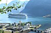 Hellesylt ligger ved innseilingen til Geiranger-området. Her kan cruiseskip koble seg på landstrøm mens turistene fraktes videre med mindre nullutslippsfartøy som bruker hydrogen, batterier eller ammoniakk.