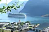 Hellesylt ligger ved innseilingen til Geiranger-området. Her kan cruiseskip koble seg på landstrøm mens turistene fraktes videre med mindre nullutslippsfartøy som bruker hydrogen, batterier eller ammoniakk.
