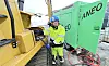 Strømnettet greier ikke å levere stor nok kapasitet for hurtiglading, så driftsleder Kenneth Helland i Hæhre må samle opp kraften i store batteribanker ute på anleggsplassen. Foto: Erik Jenssen