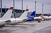 Flere passasjerfly står ved gatene på en Oslo Lufthavn Gardermoen i april 2024.
