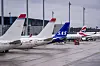 Flere passasjerfly står ved gatene på en Oslo Lufthavn Gardermoen i april 2024.