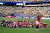 Fotballandslaget, med Erling Braut Haaland i spissen, rodde sammen med supporterne i etterkant av seieren mot Brasil i åttendedelsfinalen i VM.