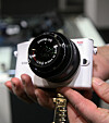 Samsungs NX100 er et svært kompakt systemkamera med utskiftbar optikk.