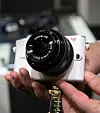 Samsungs NX100 er et svært kompakt systemkamera med utskiftbar optikk.