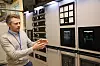 Produktrådgiver Morten Grøndahl i laben med tavleskap hvor det både er digitale skjermer og analoge visere. Foto: Tore Stensvold