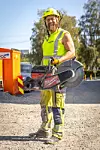 Stian Martin Slaathaug i NCC vil ikke tilbake til tungstartede, støyende kappsager på bensin. Foto: TUM Studio