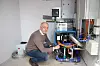 Produktrådgiver Geir Christensen med en 30 kW brenselcelle fra Ballard.