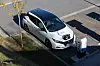 Leaf koblet til en V2G-lader. Foto: Nissan